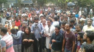 নেতাদের আটকের প্রতিবাদে ঢাকা বিশ্ববিদ্যালয় ক্যাম্পাসে মিছিল
