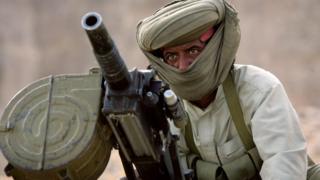 Фото из архива: Партизан из племени марри готовится к стрельбе из гранатомета на аванпосту пакистанских войск 31 января 2006 года недалеко от Кахана в пакистанской провинции Белуджистан