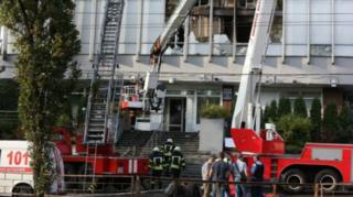 Пожарные у здания телеканала