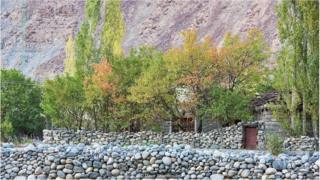 即使这里多发地震和山体滑坡,但村庄中巴尔蒂风格石墙仍然屹立不倒。