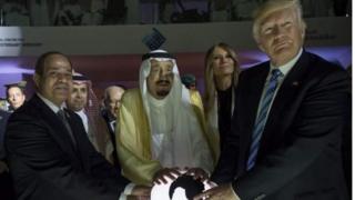 دونالد ترامب، وزوجته ميلانيا، وملك السعودية سلمان بن عبد العزيز، والرئيس المصري عبد الفتاح السسيسي، في قمة جمعتهم في الرياض في 21 مايو/آيار، 2017.