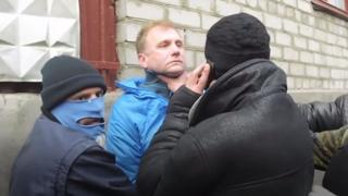 У квітні 2014 року журналіста Олега Зонтова затримали озброєні люди в масках