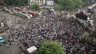সরকারি চাকরির ক্ষেত্রে কোটা সংস্কারের দাবিতে বিক্ষোভরত ছাত্রছাত্রীরা