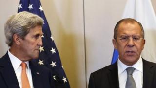 Waziri wa maswala ya kigeni wa Marekani JOhn Kerry (kushoto) na mwenzake wa Urusi Sargei Lavrov (kulia) wamekuwa wakijadiliana kwa muda mrefu kuhusu amani nchini Syria