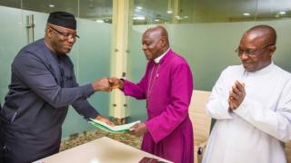 Gomina Kayọde Fayẹmi ati Biṣọbu ijọ Anglican ni Ekiti