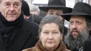 Simone Veilm en visite à Auswitch avec le président Jacques Chirac et un ancien détenu de l'holocauste