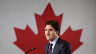 Лидер либералов Джастин Трюдо стоит на сцене в штаб-квартире Либеральной партии в Монреале, во вторник, 20 октября 2015 года. Трюдо, сын покойного премьер-министра Пьера Трюдо, стал новым премьер-министром Канады после победы над консерватором Стивеном Харпером.