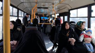 İranda qanuna görə qadınlar avtobusun arxa oturacaqlarında oturmalıdırlar