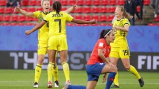 La sueca Madelen Janogy celebra su gol contra Chile