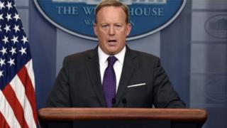 Sean Spicer yari ashinzwe kugeza ku banyamakuru ibikorwa na Perezida Donald Trump