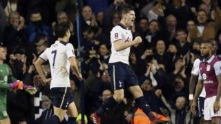 Ben Davies lokacin da ya ci Aston Villa