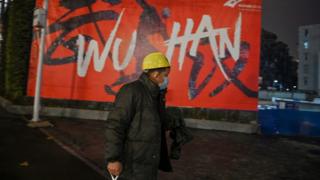 Homem anda de máscara na cidade de Wuhan