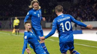 Jugadores islandeses celebran un gol