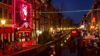 Amsterdam'da genelevlerin bulunduğu 'Red Light District' (Kırmızı Fener Sokağı)