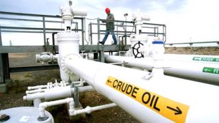 El operario Greg Buckley inspecciona las instalaciones de la Reserva Federal Estratégica de Petróleo en Big Hill, junto a Beaumont, Texas, Estados Unidos.