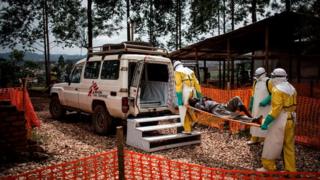 Abakora mu bikorwa by'ubuzima i Butembo muri Kongo bajyana mu bitaro umurwayi wa Ebola
