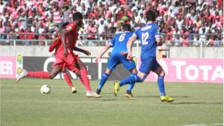 Wachezaji wa Simba wakimenyana na wenzao wa Al-Ahly ya Misri