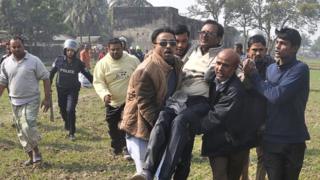 পাবনার ইশ্বরদীতে হামলার শিকার বিএনপি প্রার্থী হাবিবুর রহমান হাবিবকে সরিয়ে নেয়া হচ্ছে।