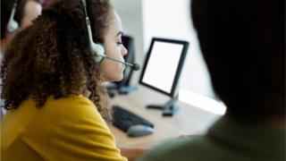 Mulher trabalhando em call center