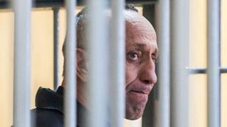 Попков в клетке на скамье подсудимых