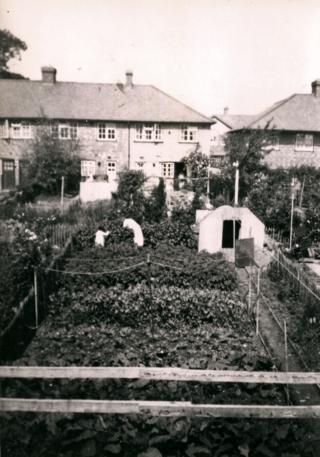 Freda Peach's mother and sister in their council house garden