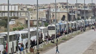 صورة أرشيفية تظهر خروج مسلحين من الغوطة الشرقية
