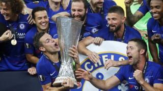 لاعبو تشيلسي يحملون كأس البطولة