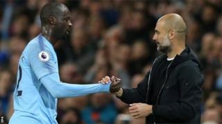 لاعب وسط مانشستر سيتي السابق توريه والمدير الفني الإسباني للمنتخب بيب غورديولا