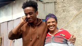 ብሩክ ዘውዱ ከእናቱ ጋር