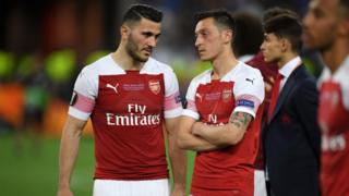 SEad Kolasinac ati Mesut Ozil