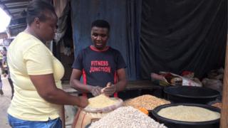 Nwanyị na-azụrụ osikapa n'ahịa