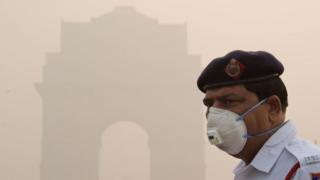 Policía con máscara para protegerse de la contaminación