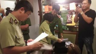 Phòng cảnh sát kinh tế Công an Hà Nội tới cửa hàng Khaisilk tại 113 Hàng Gai, Hà Nội