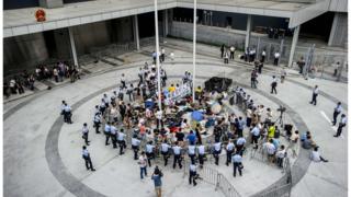 學生衝入公民廣場後被包圍,大批市民上街聲援。