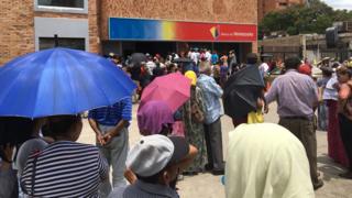 Pessoas formam fila em frente à banco na Venezuela