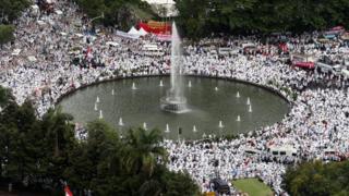 Воздушная съемка тысяч людей, которые провели в пятницу молитвенную сессию под открытым небом и протест в Патунг Куда в Джакарте, Индонезия, 2 декабря 2016 года.
