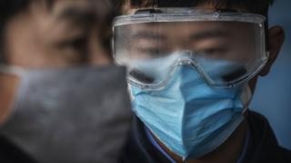 Chineses usam material de proteção
