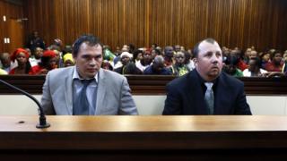 Willem Oosthuizen y Theo Martins Jackson durante el juicio en Middleburg, Sudáfrica.