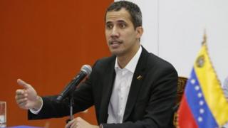 MU gihe yamenyesha ko agomba gusubira mu gihugu, Juan Guaidó atera akamo Abanyavenezuela ngo basubire mu myiyerekano y'ukwiyamiriza Perezida Nicolas Maduro.