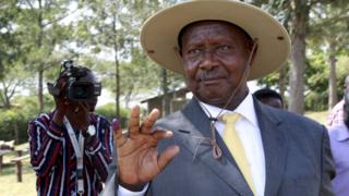 Президент Уганды Йовери Мусевени показывает свой запятнанный чернилами палец после голосования на президентских выборах
