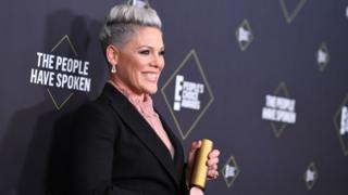 P!nk with her award