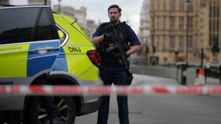 英國議會大廈外面發生槍擊事件,警方封鎖現場及周邊地段。