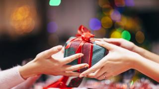 Un regalo es entregado