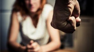 Mujer frente a puño de hombre