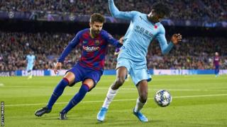 Peter Olayinka (à droite), du Nigeria et du Slavia Prague, en action contre le défenseur du FC Barcelone Gerard Pique