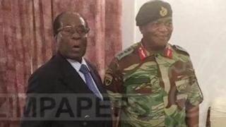 Роберт Мугабе с генералом Константино Чивенгой в Государственном доме 16 ноября 2017 года