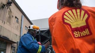 Un employé de Shell parle à des journalistes en 2016 à Port-Harcourt.
