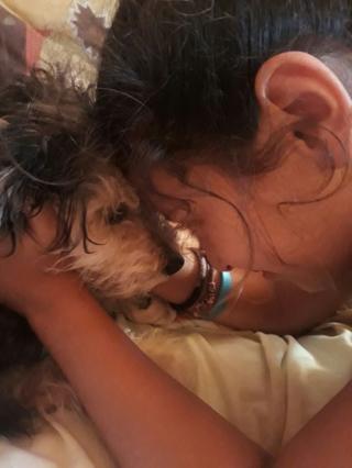 Niña con un perrito