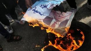 متظاهرون يحرقون صورة ترامب احتجاجا على صفقة القرن