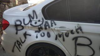 Изображение, полученное сайтом Forces Compare, расистское насилие, распыленное на машину черного солдата на Кипре